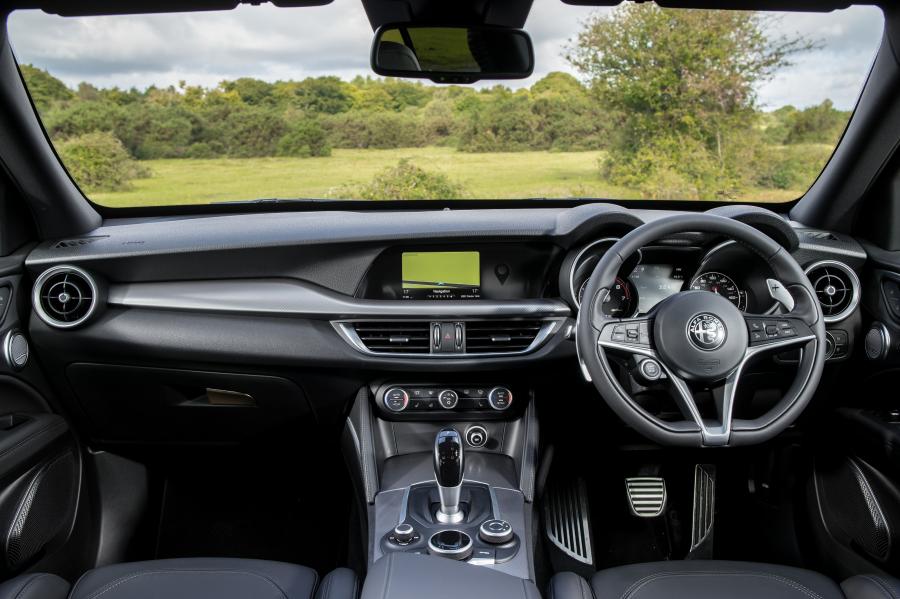 Торпедо Alfa Romeo Stelvio (949) 2017 года  (UK) (фото 39 из 41)